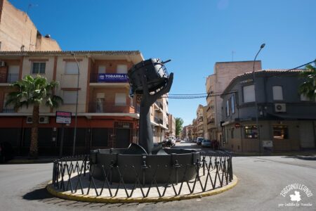 Monumento al tambor en Tobarra, instrumento que se fabrica de manera artesanal en el propio pueblo