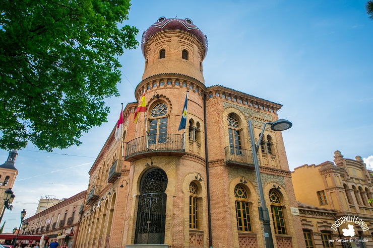 El estilo neomudéjar de la casa consistorial de Mora le otorga gran belleza al edificio