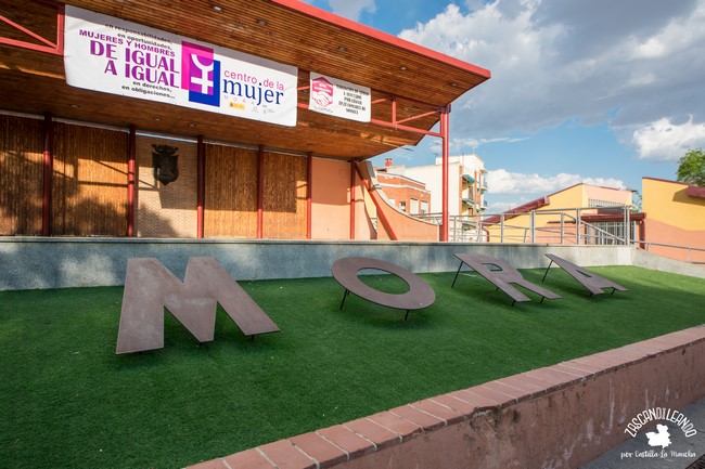 En grandes letras se ubica junto al auditorio municipal el nombre de la localidad de Mora