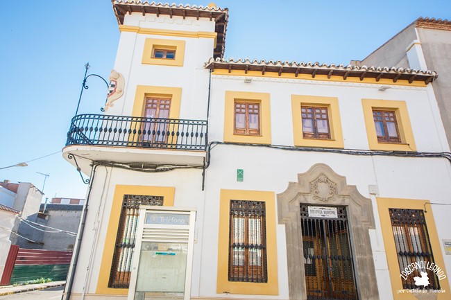 Este es uno de los edificios más hermosos dentro del callejero de Viso del Marqués