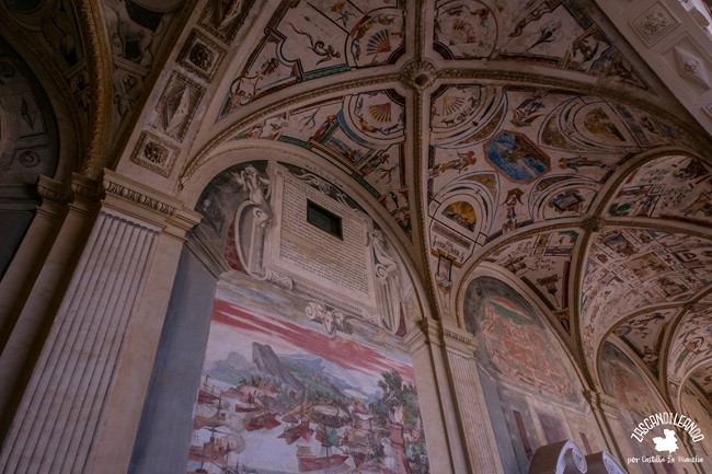 Los autores de las pinturas que cubre casi la totalidad de las paredes del palacio fueron italianos, traídos por el propio marqués de Santa Cruz