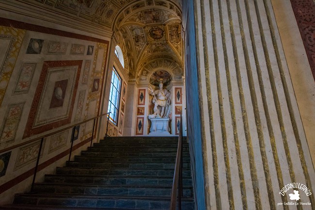 Hay muchas imágenes y esculturas que representan al marqués de Santa Cruz como una deidad