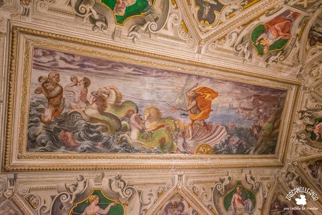 En esta parte se pueden apreciar frescos que ilustran al marqués como el dios Neptuno