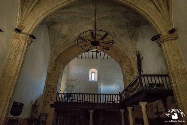 Una de las paredes de la iglesia de Viso del Marqués tiene un cocodrilo disecado que trajo el marqués de Santa Cruz