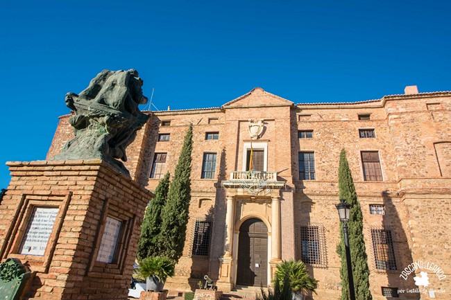 El marqués de Santa Cruz tiene una escultura delante del palacio que ordenó construir en el siglo XVI