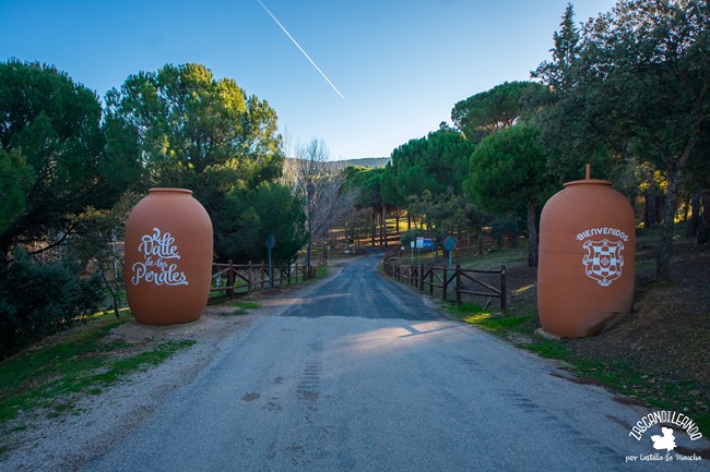 Acceso al área recreativa del Valle de los Perales y a la casa rural y ermita ubicadas en su interior