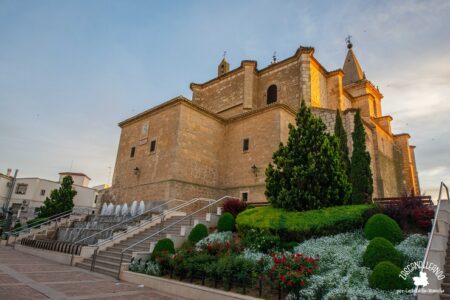 Iglesia de El Salvador con fuentes y flores en La Roda
