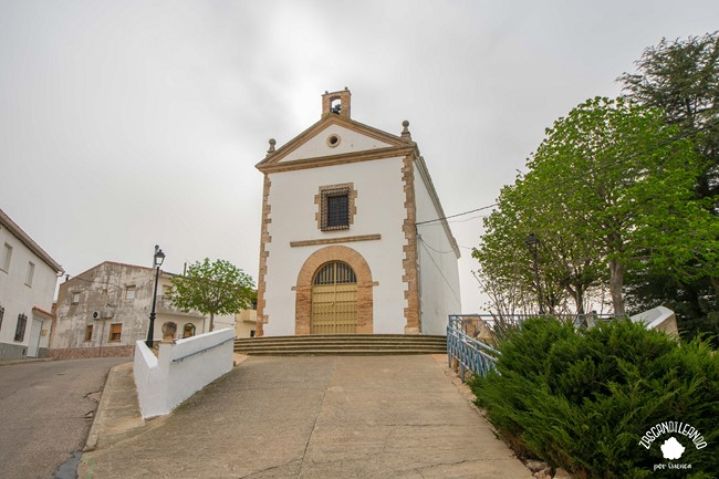 Este edificio religioso es de los más importantes de Casasimarro, como se puede apreciar en sus dimensiones