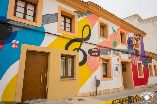 Este edificio está pintado de manera muy alegre y acorde con las enseñanzas musicales que se imparten en su interior