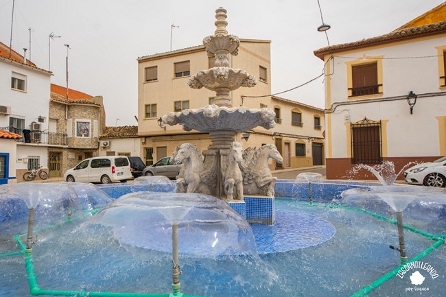 En una de las plazas de Casasimarro se puede apreciar una fuente bonita decorada con caballos alados