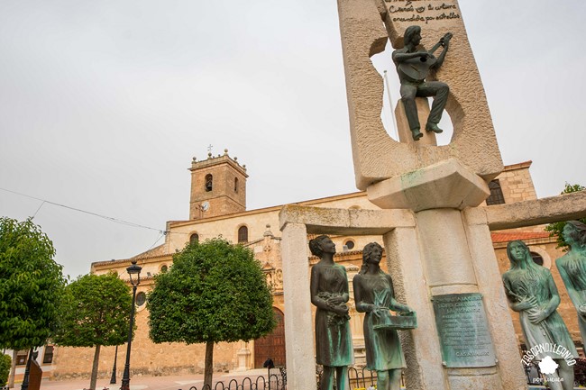 Se encuentra ubicado en la plaza Mayor de Casasimarro y es uno de los imprescindibles que ver en la localidad