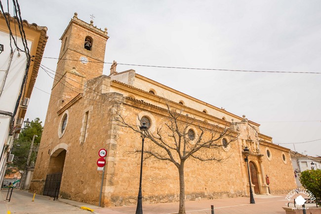 Es el templo más importante de Casasimarro por arquitectura y número de capillas