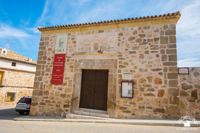 Este edificio era la antigua ermita de la Virgen de la Luz y ahora alberga la oficina de turismo de Almonacid de Zorita