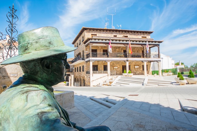 En la plaza de la Villa hay una escultura del Premio Nobel Camilo José Cela sentado en un banco