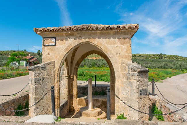 Se encuentra en el límite del núcleo urbano de Almonacid de Zorita y es de gran belleza