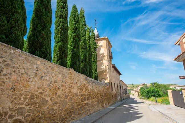 Este edificio civil se halla al cruzar la carretera CM-200 desde la puerta de Zorita