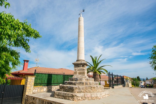 Este símbolo del pueblo se encuentra en la parte alta de la zona sur, junto a varias casas