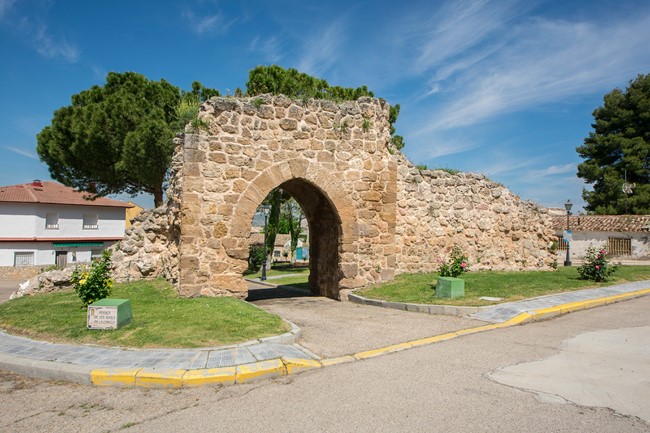 Esta otra puerta de la antigua muralla de Almonacid de Zorita se encuentra en el extremo oriental junto al cementerio