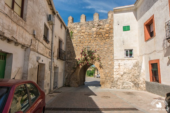 Se ubica en el extremo occidental del pueblo y se ensambla a la perfección con el urbanismo de Almonacid de Zorita