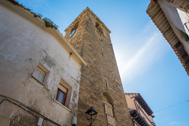 Esta torre marca la hora del pueblo desde hace décadas y se encuentra en el centro del casco urbano