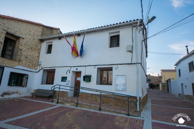 La casa consitorial de El Cubillo es un edificio interesante, aunque el pueblo pertenece al municipio de Alcalá de la Vega