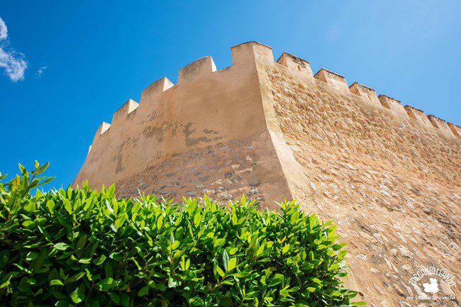 Dos son los lienzos de muralla que conserva el castillo de Caudete, que se encuentra anejo a la iglesia