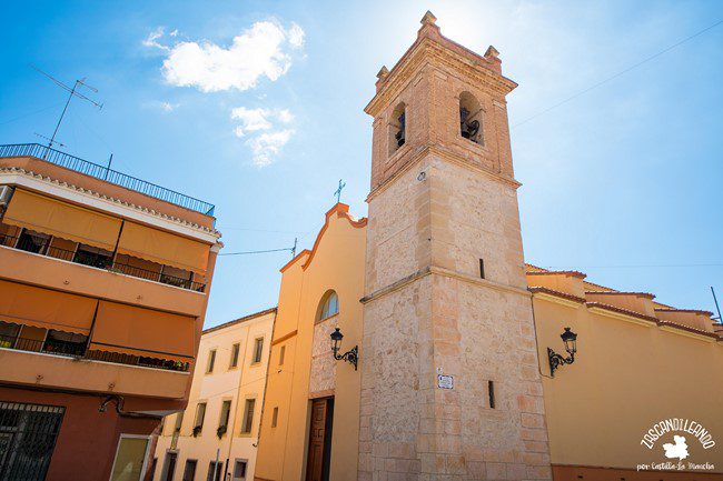 Este edificio religioso se encuentra en la plaza del Carmen en Caudete