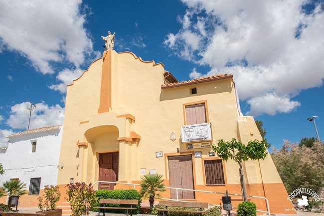 Este templo se ubica en el barrio de Santa Ana, el más alto de Caudete