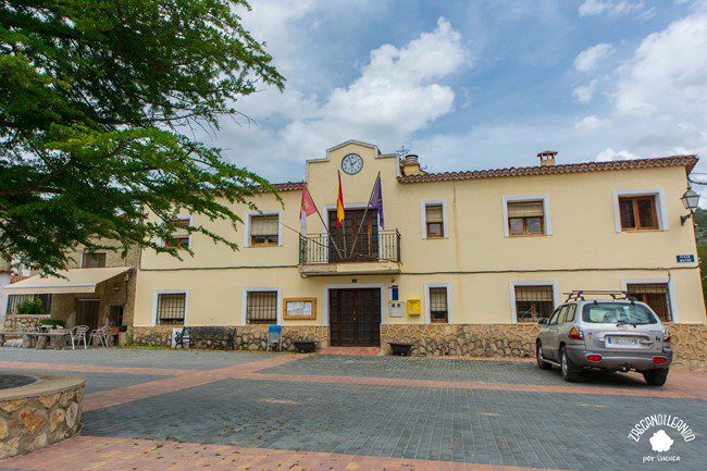 El ayuntamiento de La Huérguina es el clásico edificio de estas características situado en la plaza Mayor