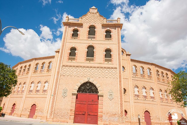 Esta plaza centenaria data de comienzos del siglo XX y es toda una obra de arte en Caudete